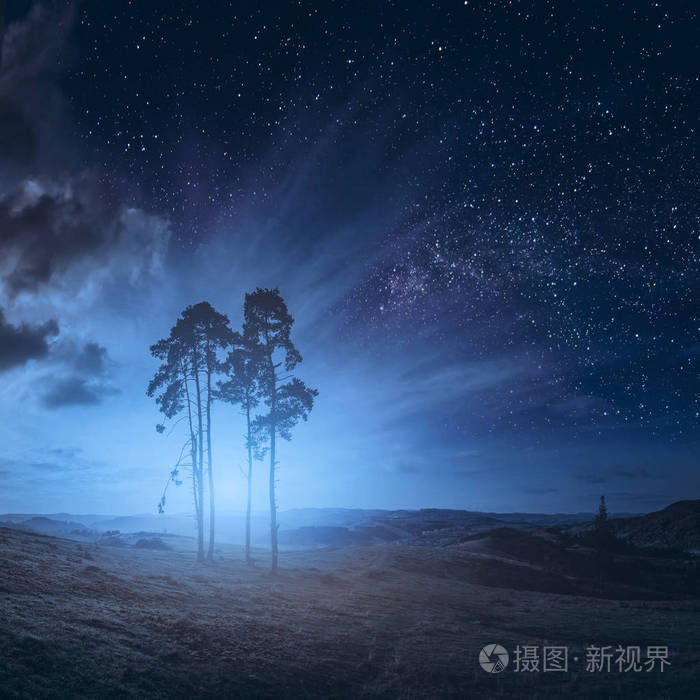 夜深了在山谷里