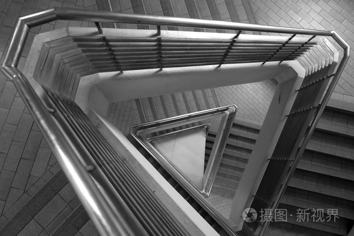 在黑色和白色基调的三角形楼梯的模式