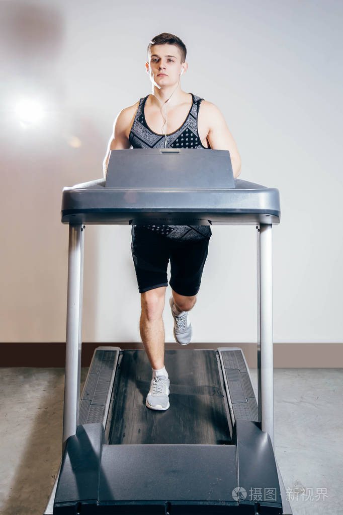 年轻人在跑步机上