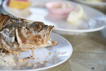 头部骨骼的菜上的煎鱼，它是美味的食物