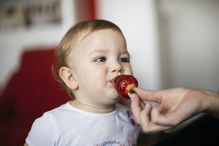 小女孩画像吃草莓