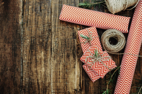 顶视图圣诞礼品盒，包装，麻绳，云杉分支