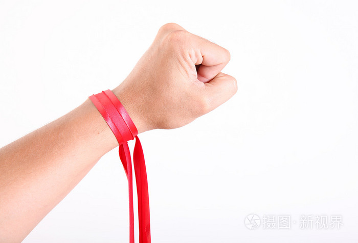手上的红丝带
