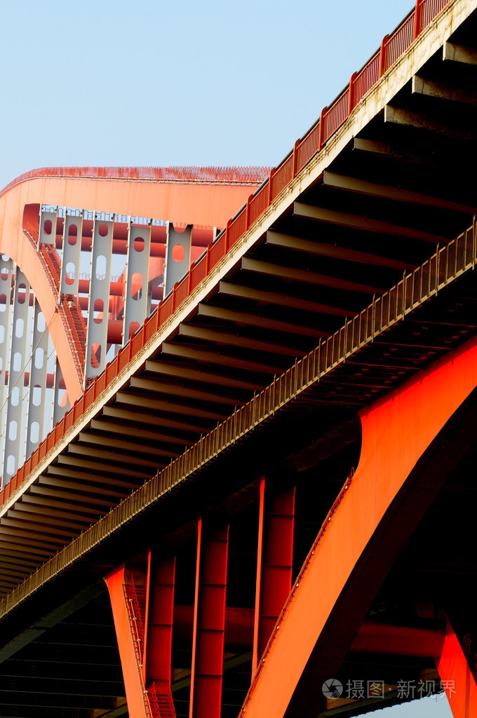 橙色彩色钢斜拉桥高蓝蓝的天空