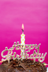 生日蛋糕蜡烛与标志特写图片