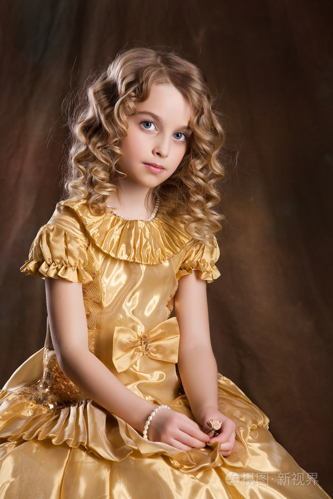 金发碧眼的小女孩