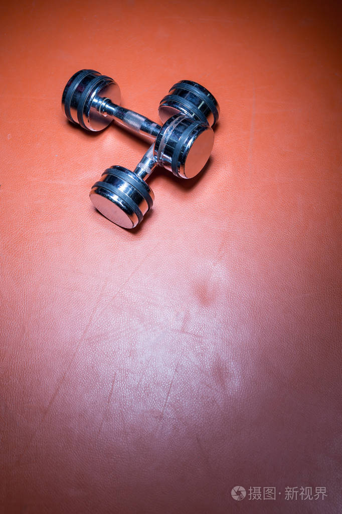 地上的哑铃的特写镜头
