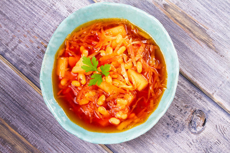 红菜汤 bortsch borshch 罗宋汤。与蔬菜和甜菜做的汤