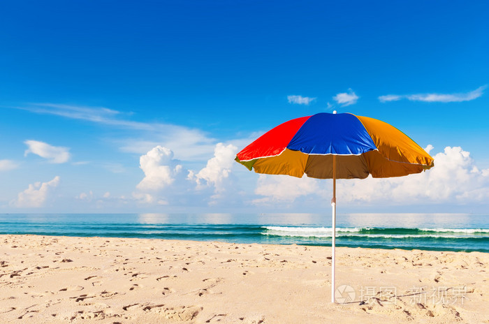 伞和美丽的沙滩