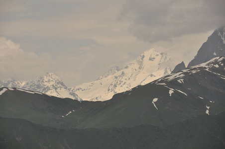 乌什巴山峰值在高加索山脉。雪玩