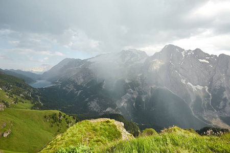 多洛米蒂山夏日风景