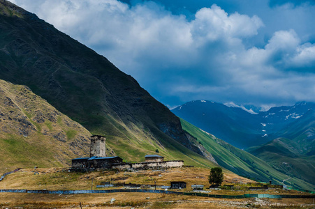 与大规模的洛矶山脉村庄 Ushguli 景观