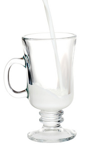 牛奶倒入玻璃杯