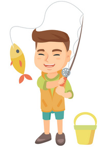 小男孩手持鱼竿和鱼在钩上
