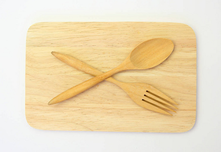 木勺子和叉子上木板白色背景图片