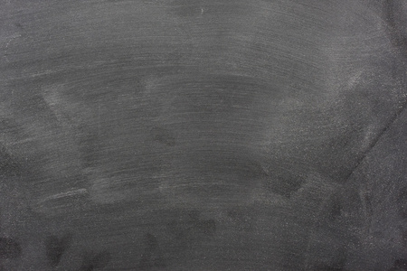 空白的黑板上用粉笔灰