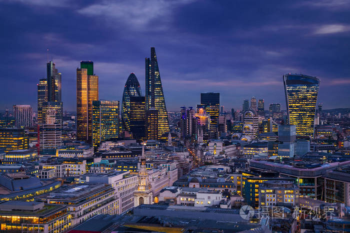 伦敦,英国-全景的天际线景观的银行伦敦区的金丝雀码头摩天大楼的蓝色