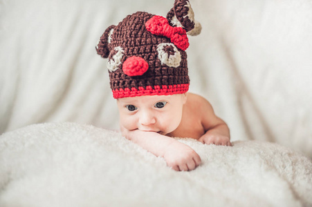 婴儿婴儿男孩肖像穿着圣诞鹿针织帽子