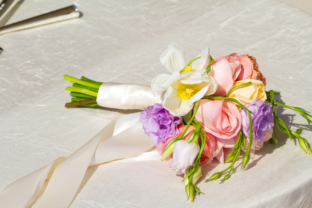 桌上的新娘捧花