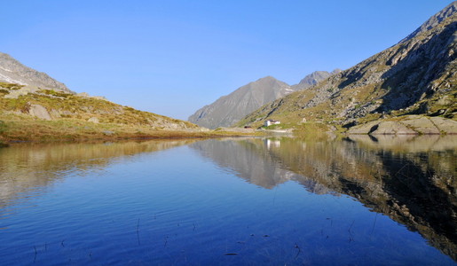 黎明后的山湖