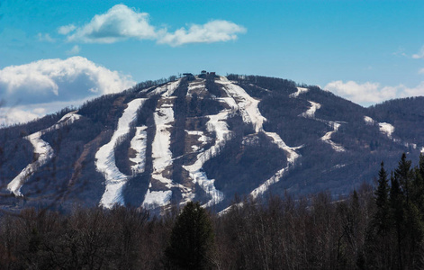 高山滑雪斜坡上蓝蓝的天空