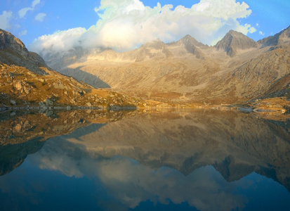 高山湖的山景