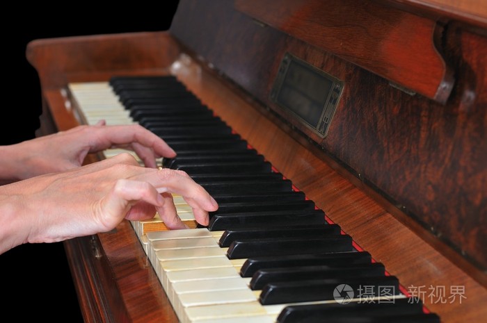 女手弹钢琴