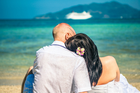 幸福的爱夫妇打击海美兰岛的热带海滩上