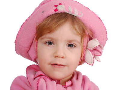 带着粉红色帽子和围巾的小女孩