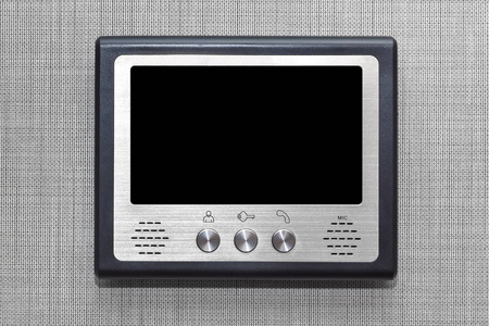 在房子的入口可视对讲可视对讲显示灰色帆布墙上的门铃声照片