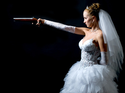 新娘手持旧枪