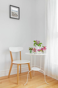 白内政部与现代家具和春天的花朵