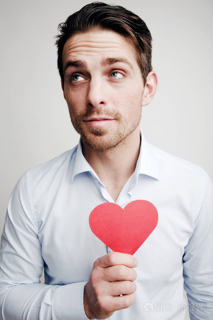 情人节那天情绪一个人用手中的红色心的肖像