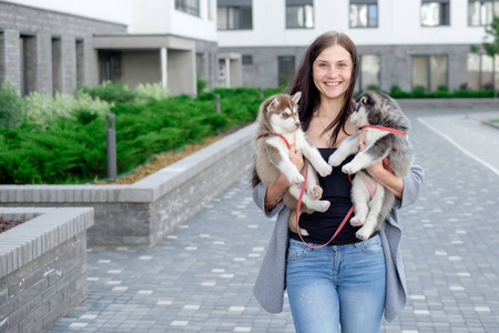 portrtt av st tjej lser en bok p fritiden