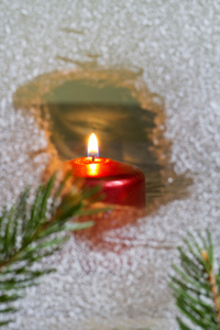 在白雪皑皑的窗口的概念上的圣诞蜡烛