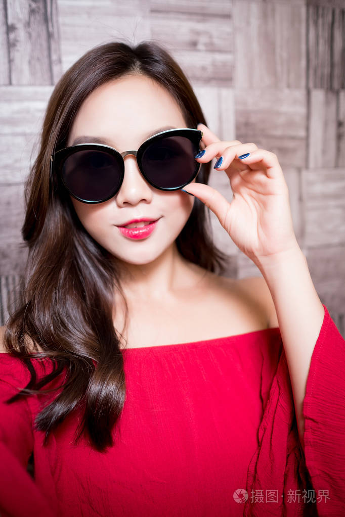 戴着墨镜的时尚女人照片-正版商用图片00qvxr-摄图新视界