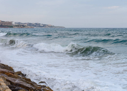 跑到海滩海浪