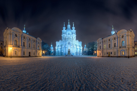 斯莫尔尼的大教堂，在圣彼得斯堡的冬夜