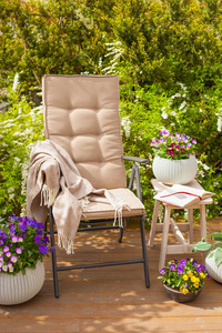 坐在椅子上露台花园 放松 花