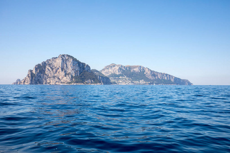 查看从悬崖海岸的意大利卡普里岛的船上