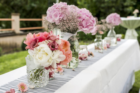 鲜花装饰户外设置为粉红色花朵的婚礼的