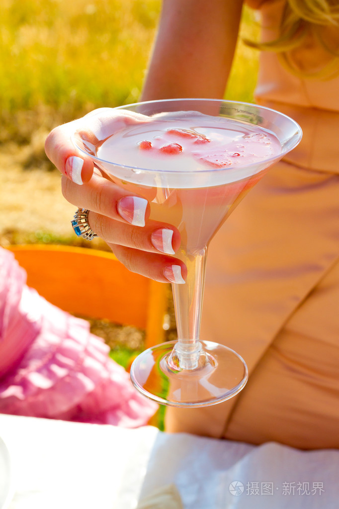 拿着鸡尾酒的人