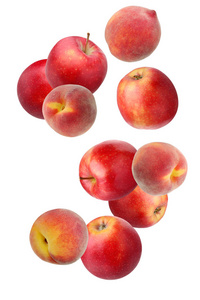 掉下的红苹果和桃子，白色背景上孤立