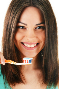 年轻女子用牙刷清洗她的牙齿