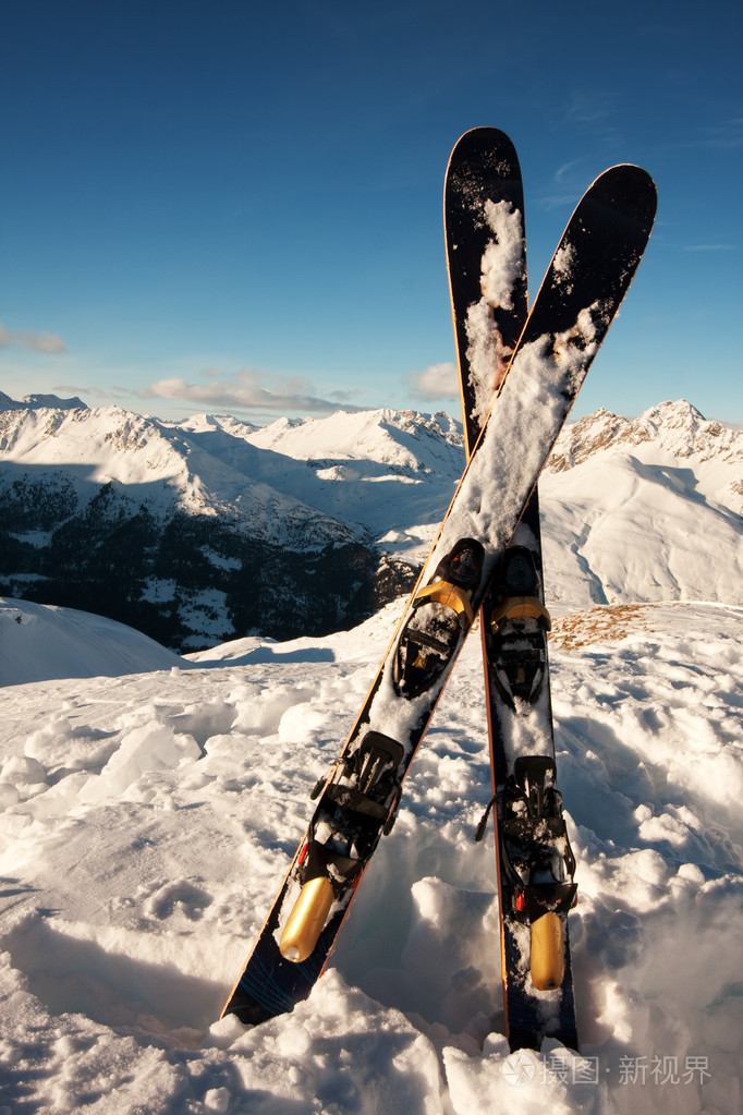 滑雪板在雪在山