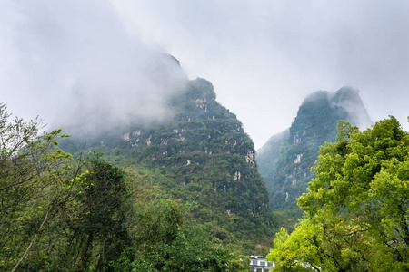 阳朔岩溶山区上空的云