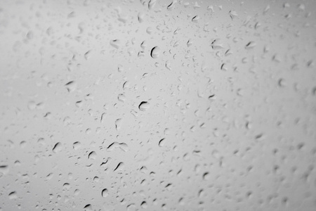 窗户背景下的雨滴