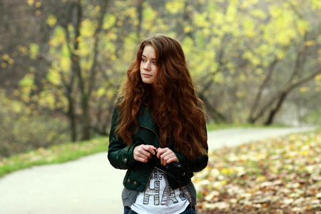秋天公园里的年轻女子