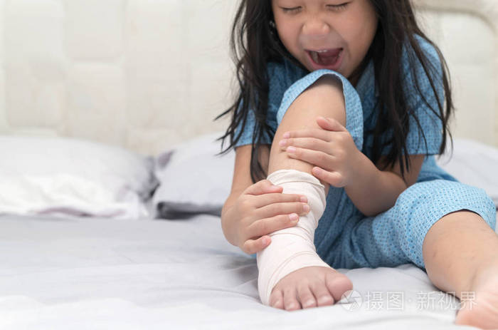 脚痛断腿在床上的小孩子
