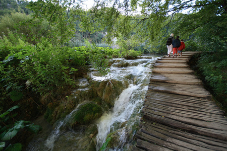 footbridge plitvice lakes